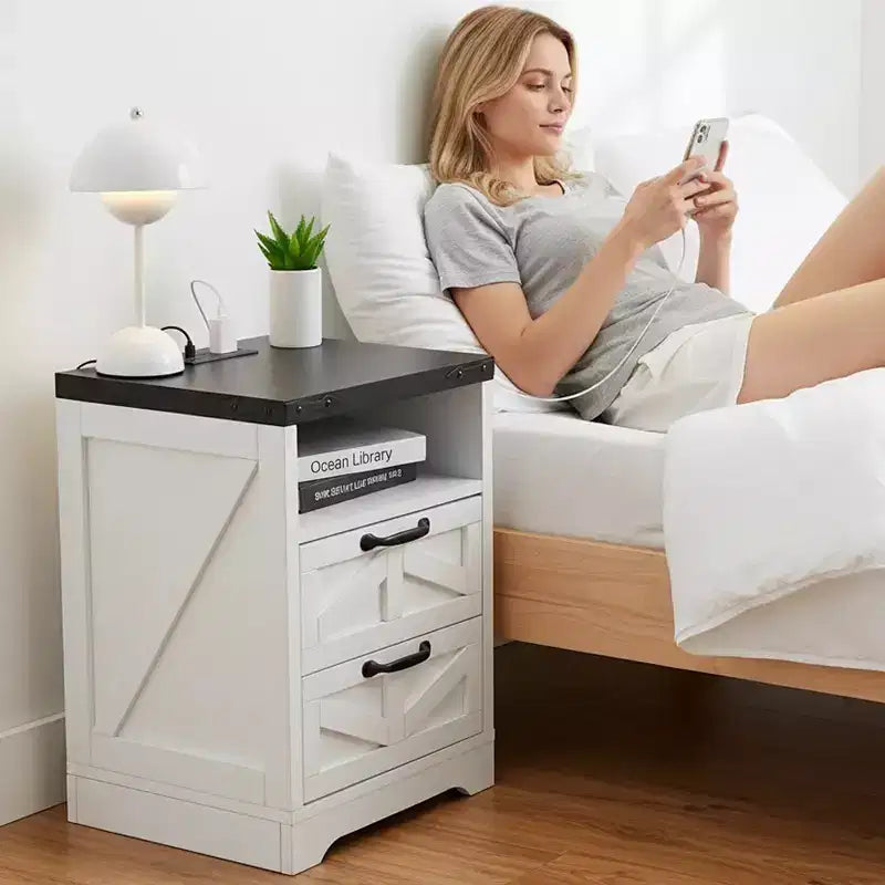 Table de chevet moderne de style ferme avec hub de recharge USB - Table de chevet industrielle blanche à 2 tiroirs, élégante table d'appoint compacte avec rangement et ports de charge