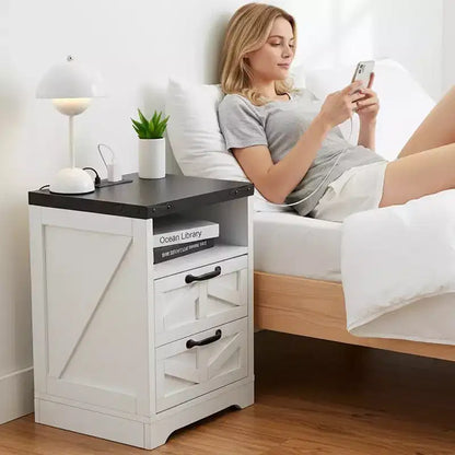 Table de chevet moderne de style ferme avec hub de recharge USB - Table de chevet industrielle blanche à 2 tiroirs, élégante table d'appoint compacte avec rangement et ports de charge