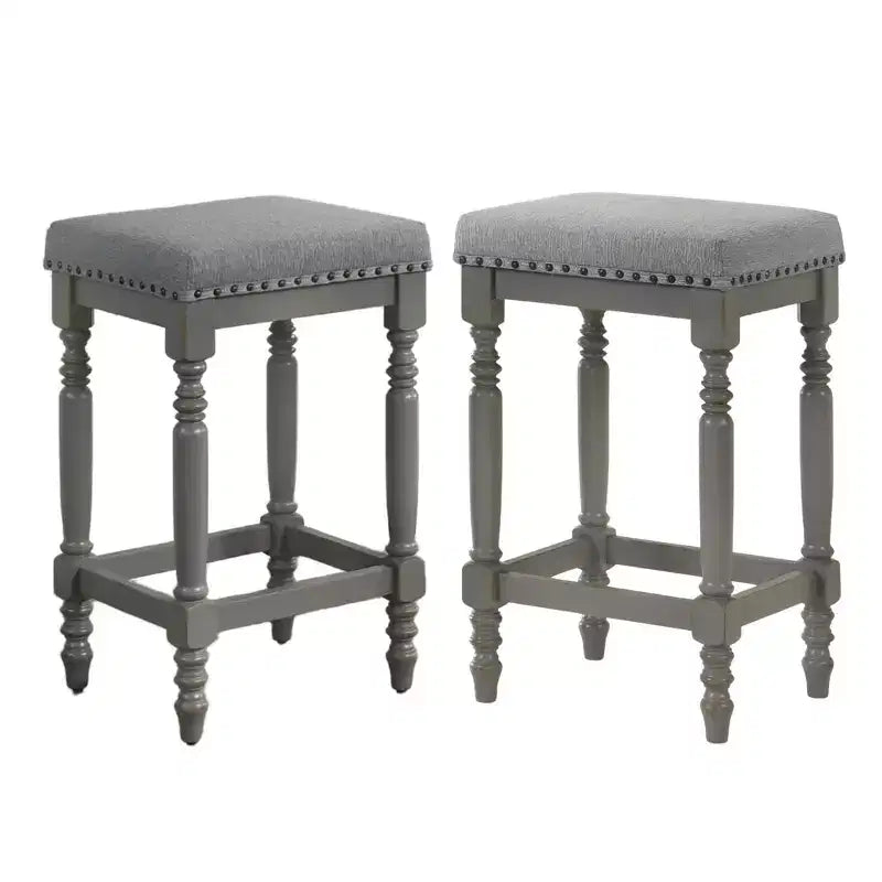Tabourets de comptoir rustiques en bois de 66 cm avec siège en tissu et garniture cloutée, style ferme — lot de 2