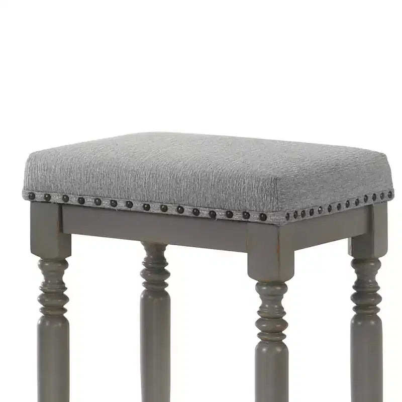 Tabourets de comptoir rustiques en bois de 66 cm avec siège en tissu et garniture cloutée, style ferme — lot de 2