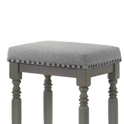 Tabourets de comptoir rustiques en bois de 66 cm avec siège en tissu et garniture cloutée, style ferme — lot de 2