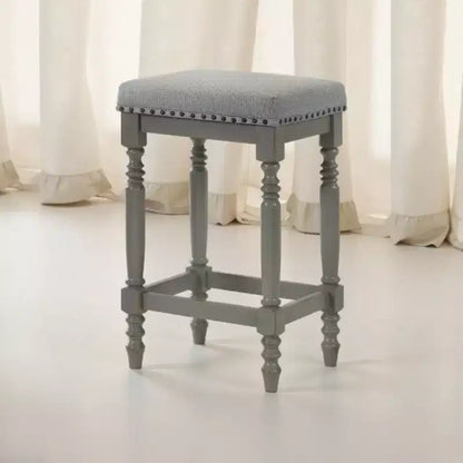 Tabourets de comptoir rustiques en bois de 66 cm avec siège en tissu et garniture cloutée, style ferme — lot de 2