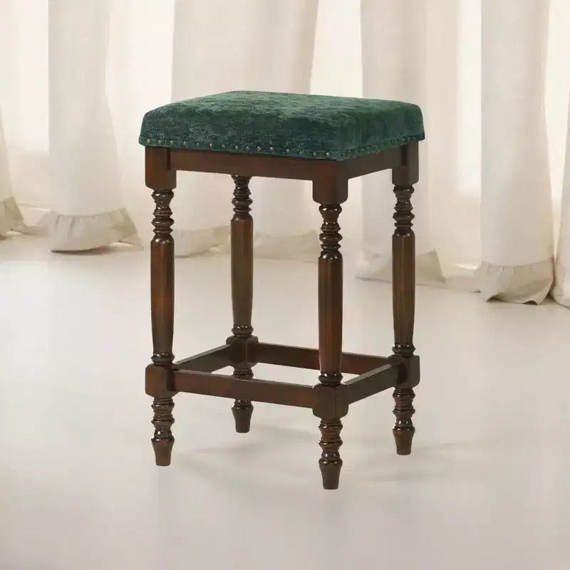 Tabourets de comptoir rustiques en bois de 66 cm avec siège en tissu et garniture cloutée, style ferme — lot de 2