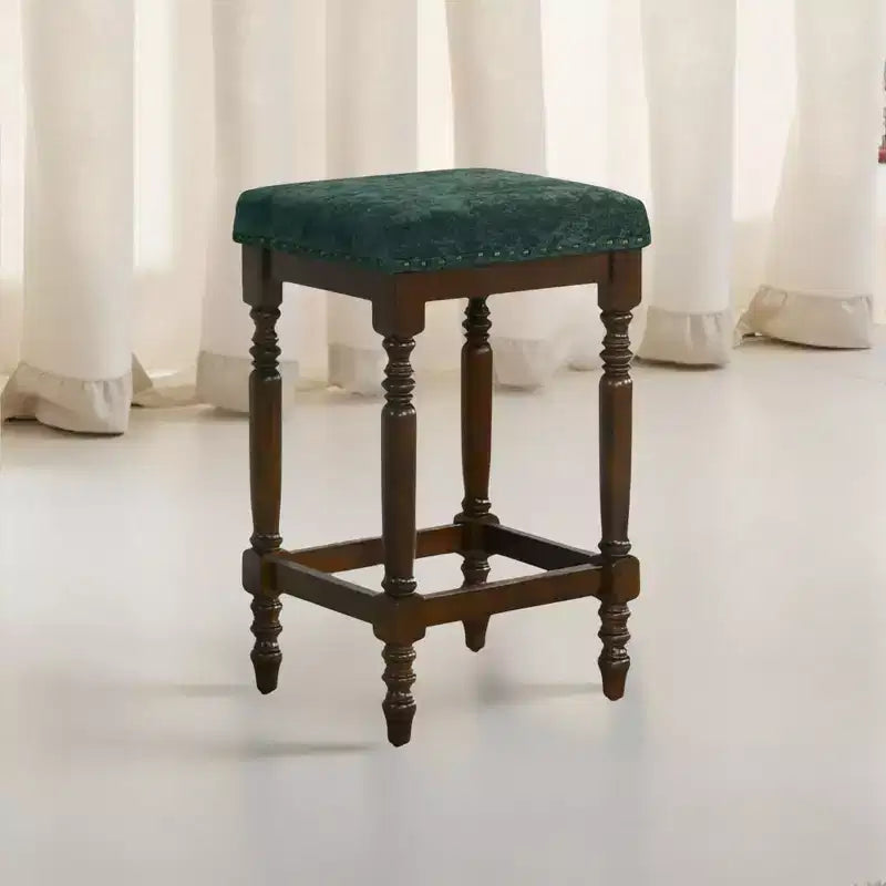 Tabourets de comptoir rustiques en bois de 66 cm avec siège en tissu et garniture cloutée, style ferme — lot de 2