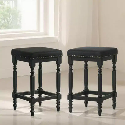 Tabourets de comptoir rustiques en bois de 66 cm avec siège en tissu et garniture cloutée, style ferme — lot de 2