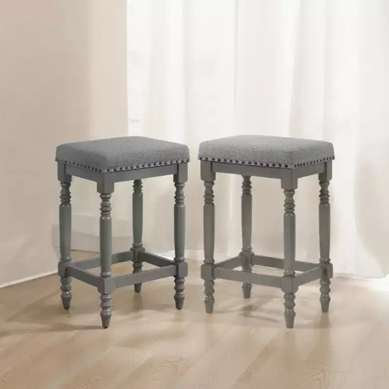 Tabourets de comptoir rustiques en bois de 66 cm avec siège en tissu et garniture cloutée, style ferme — lot de 2