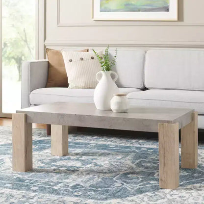Table basse rectangulaire avec plateau en placage gris clair et pieds en bois naturel, étagère ouverte